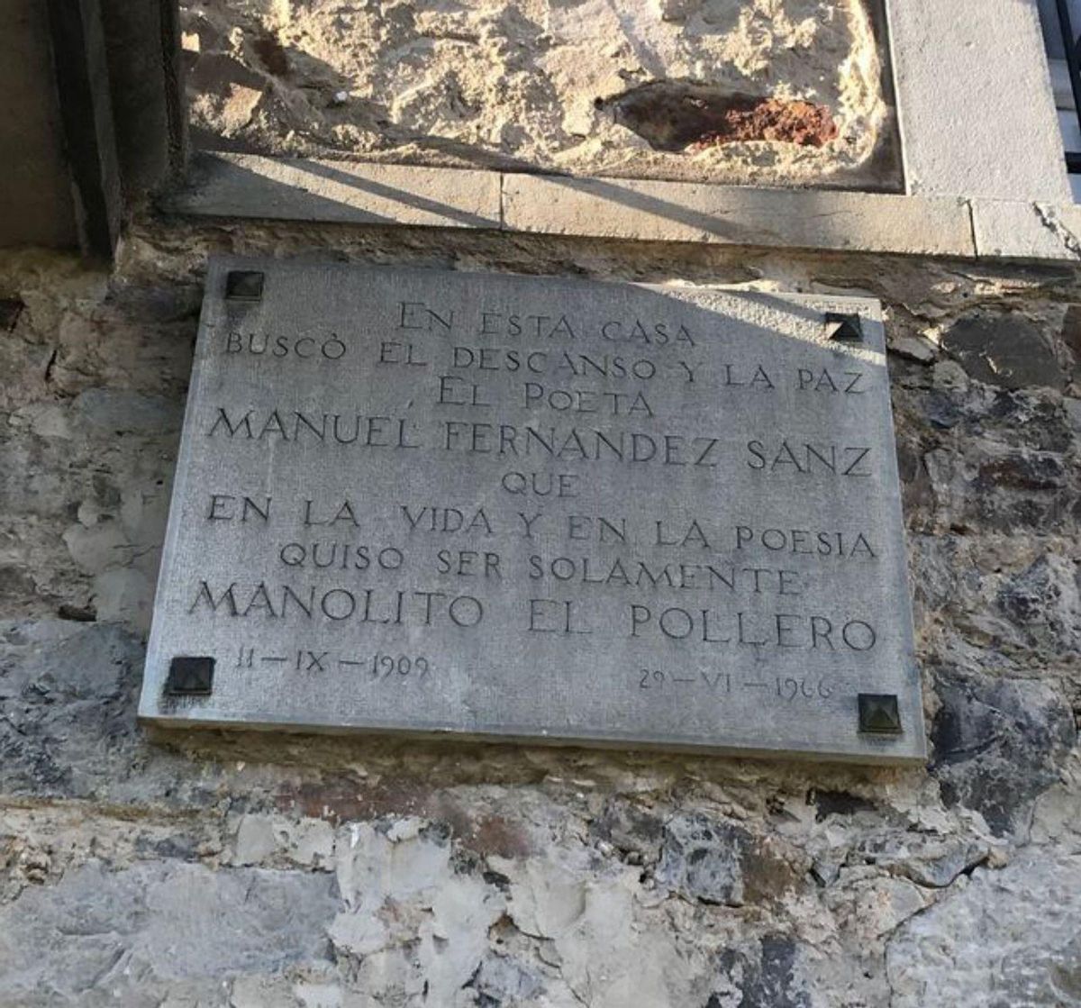 La casa de San Justo, que conserva su familia, donde falleció Manuel Fernández, con una placa que le recuerda por su nombre de poeta. Arriba, Manuel Fernández Sanz, con Camilo José Cela, en los años sesenta. | J. F. G.