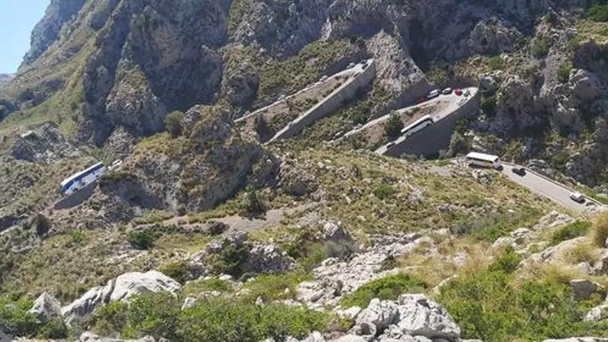 Retenciones kilométricas: 22 autocares y decenas de vehículos quedan atascados en la carretera de sa Calobra por una avería
