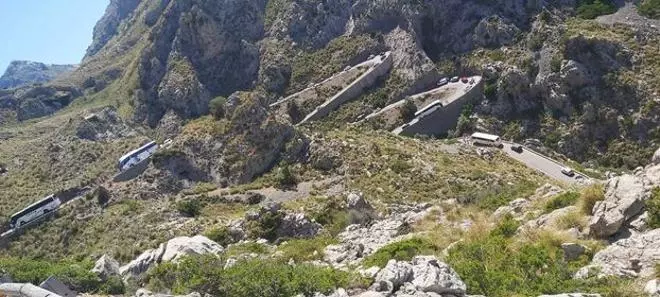 Retenciones kilométricas en sa Calobra por una avería en un bus