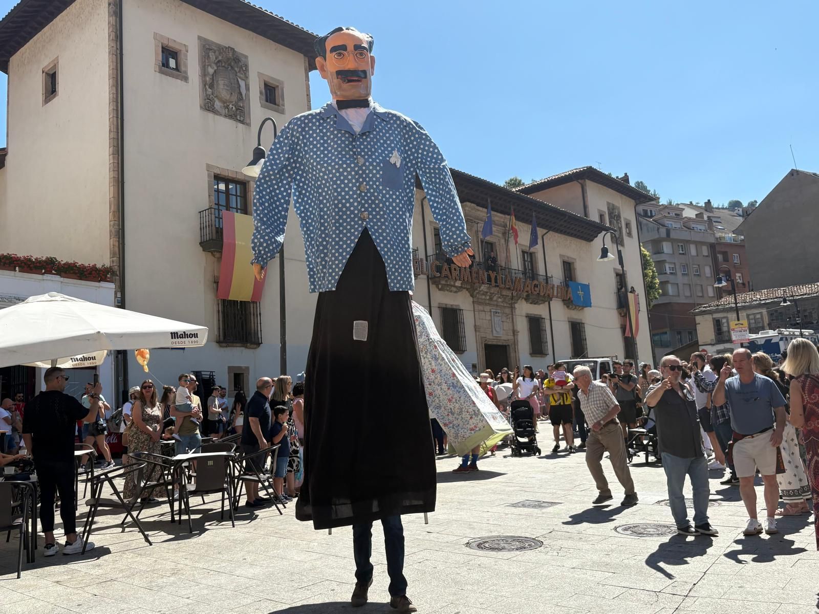 Los gigantes y cabezudos llenan de color y música Cangas del Narcea