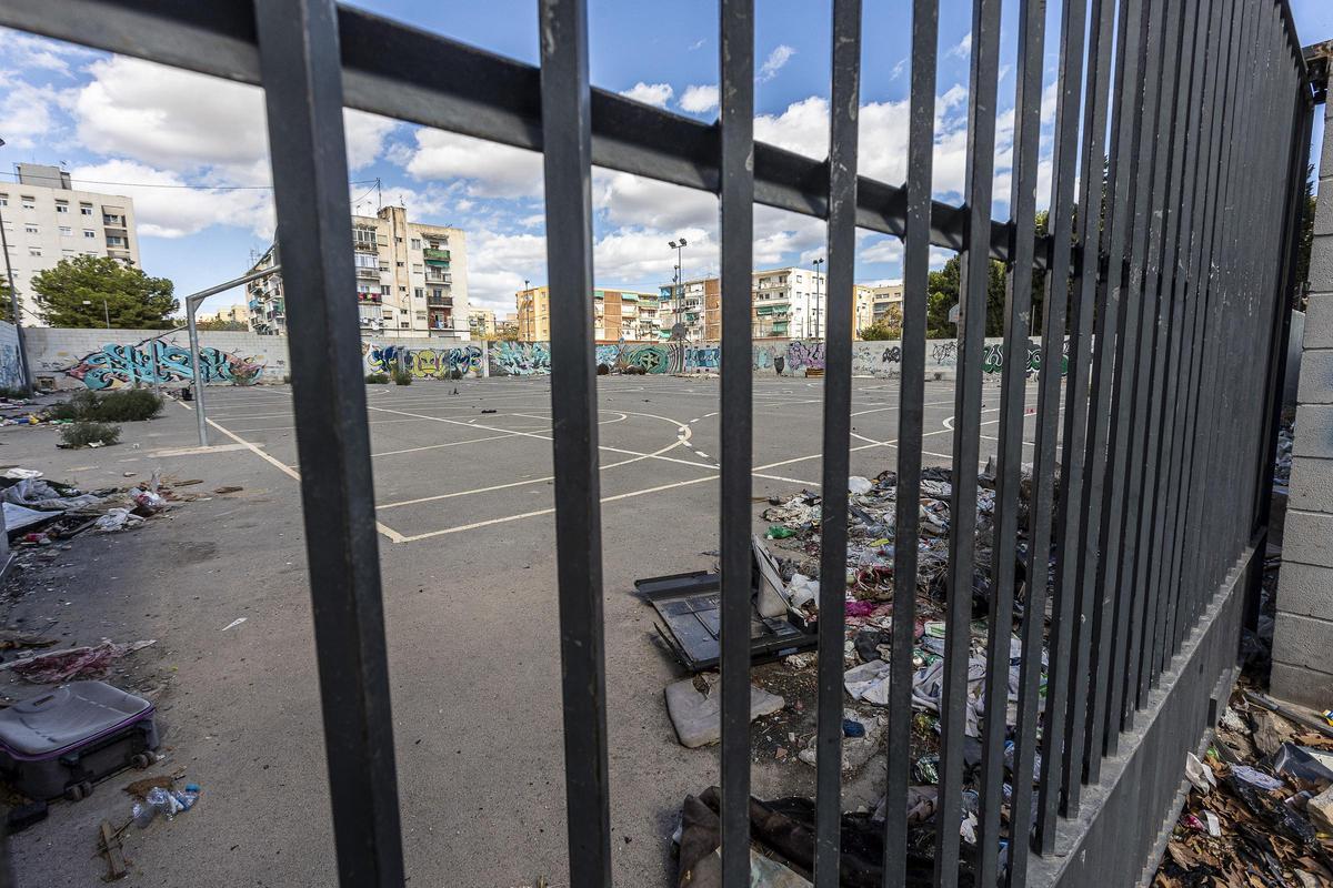 El interior de las pistas municipales de Nou Alacant.