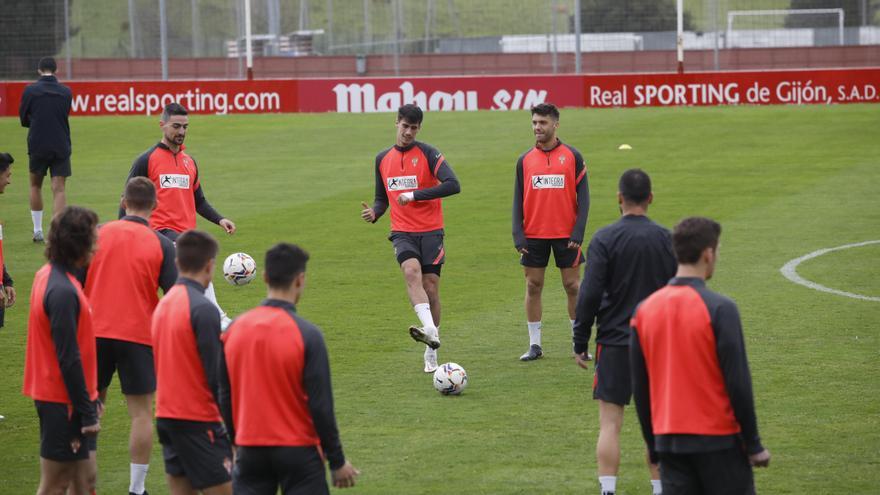 Pablo Pérez, en el centro, golpea el balón durante el entrenamiento.