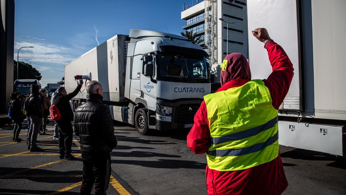 Los mayoristas de frutas y verduras protestan en Mercabarna