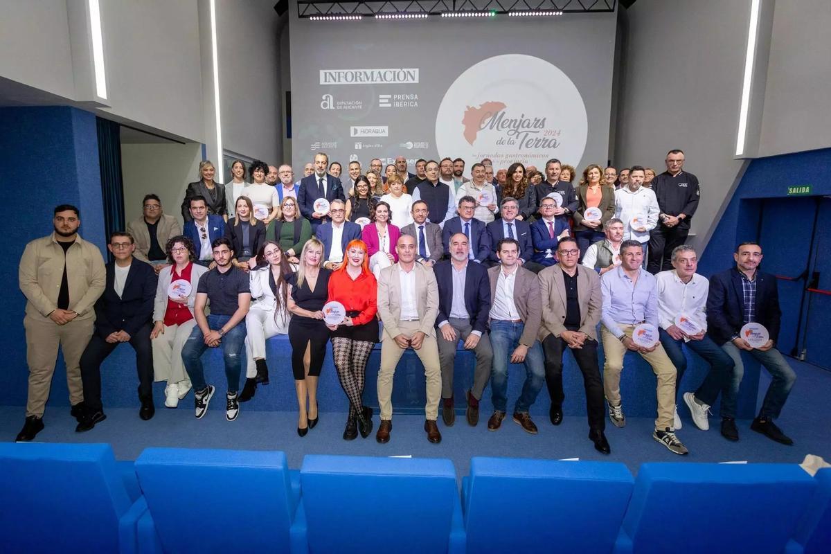 Foto de familia con los representantes de los establecimientos que participaron en las jornadas de «Mejars de la Terra» en la edición 2024.
