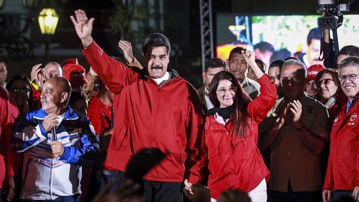 Nicolas Maduro junto a  su esposa,Cilia Flores, celebrando el resultado del referéndum.