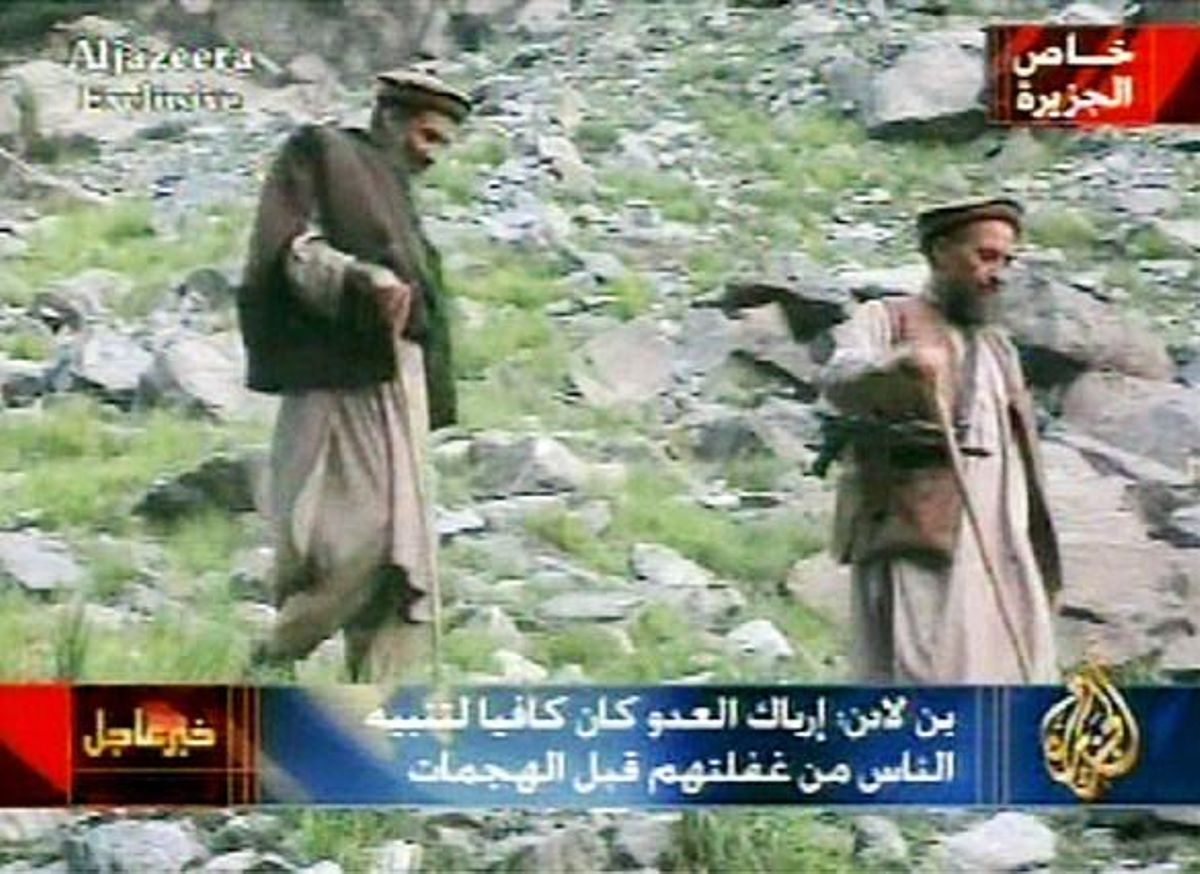 Fotograma de vídeo sense datar que va sortir a la llum el 10 de setembre del 2003. A la imatge hi apareixen Ussama bin Laden i Aiman al-Zawahri.