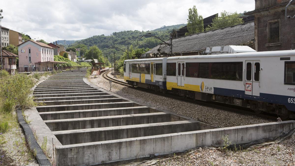 El tren circula junto a la actual estación de La Felguera, que quedará sin uso cuando el tren circule por el túnel.