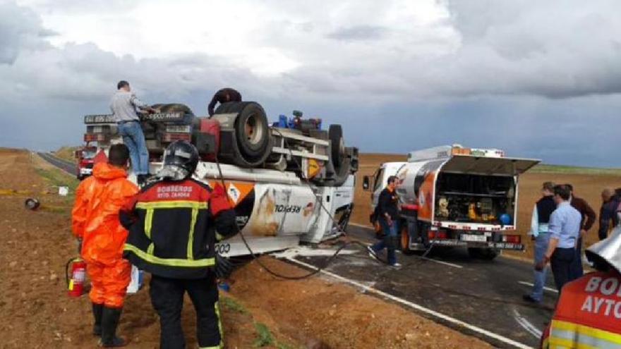 Camión cisterna que ha volcado en la carretera de Cubillos a Moreruela