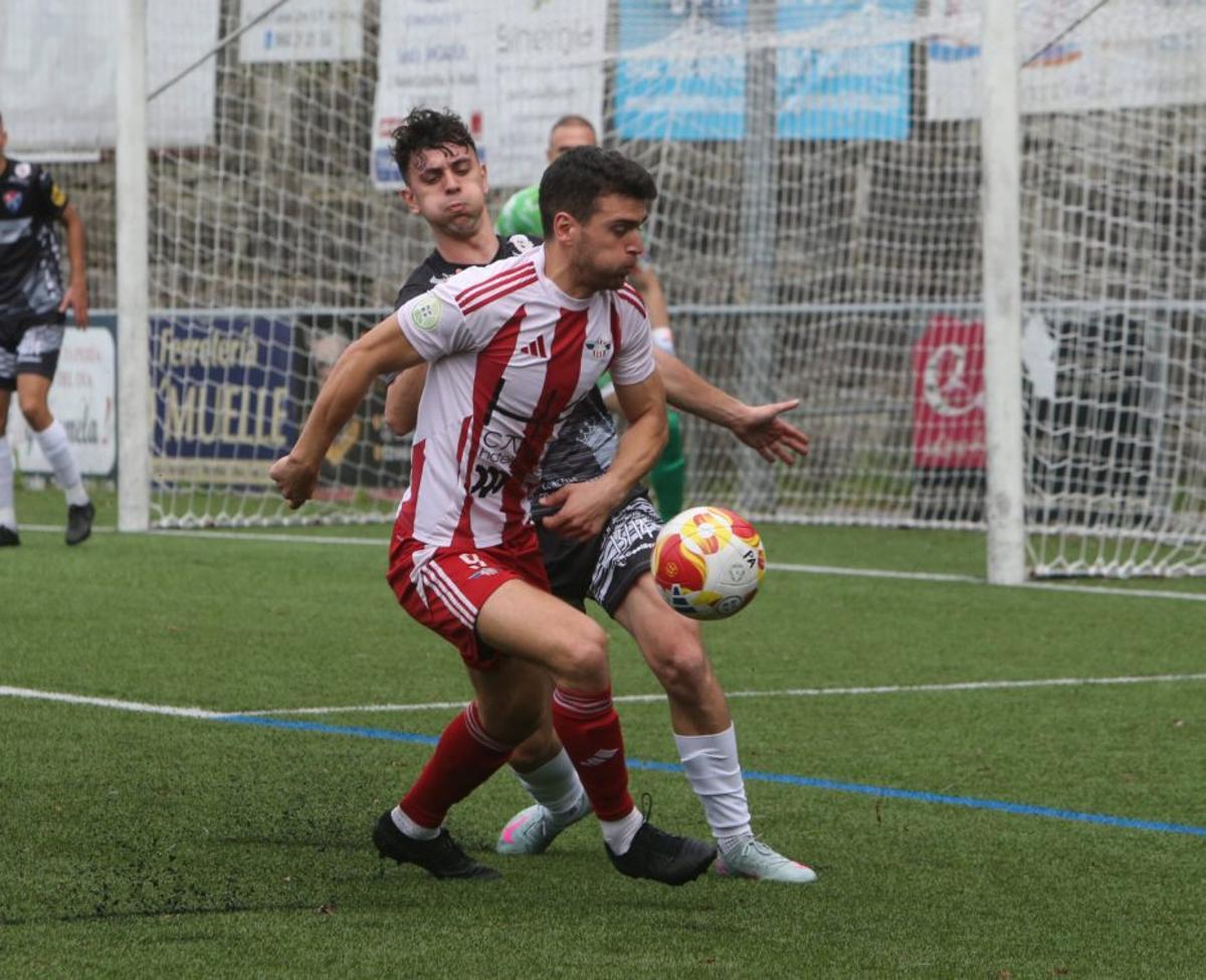 Un jugador del Alondras intenta controlar el balón. | SANTOS ÁLVAREZ