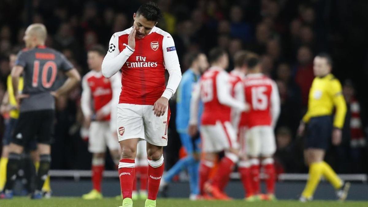 Alexis Sánchez, triste tras la séptima eliminación consecutiva del Arsenal en octavos de final