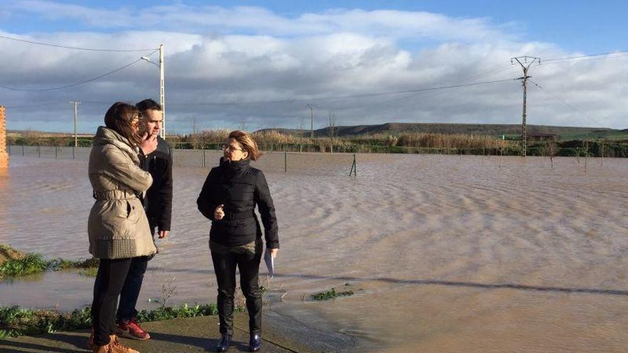 Mayte Martín Pozo visita la zona inundada en Benegiles, acompañada del regidor y la teniente de alcalde.