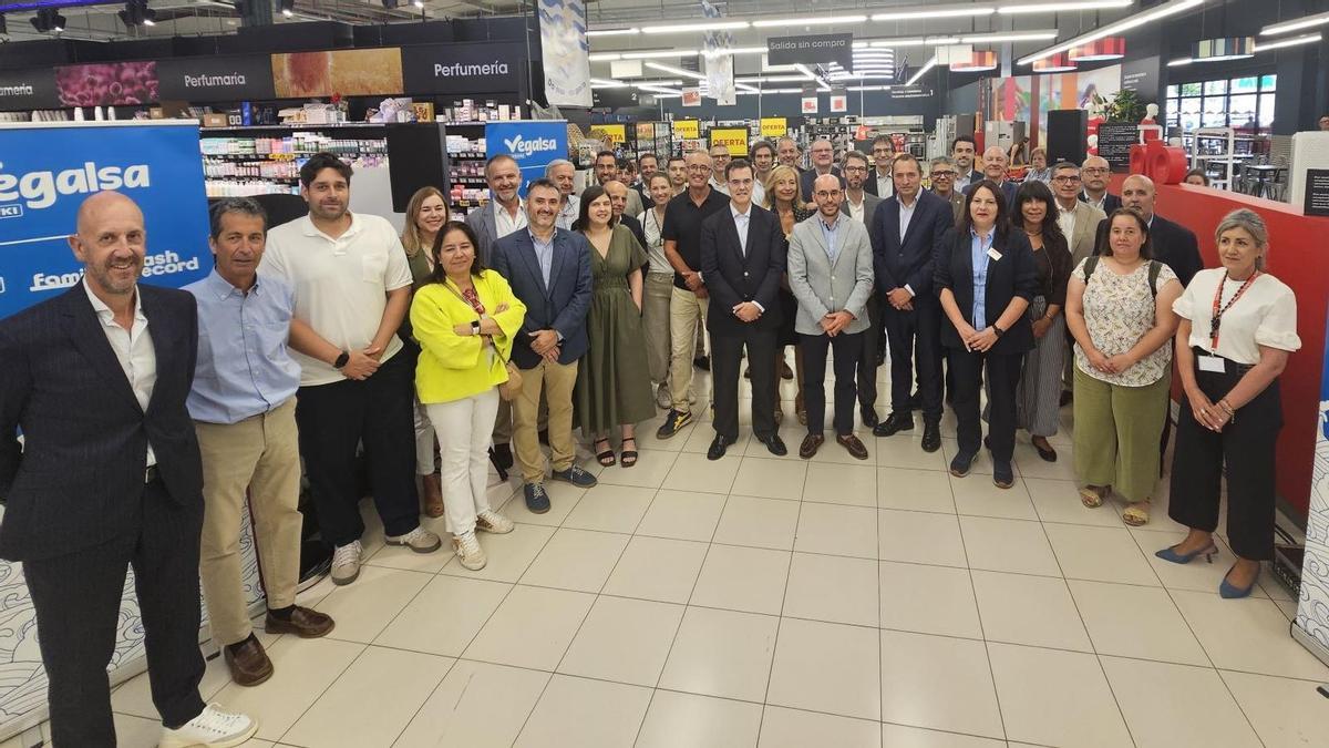 Foto de familia en la presentación de «Cata a Lata» en el hipermercado Eroski de Nigrán.