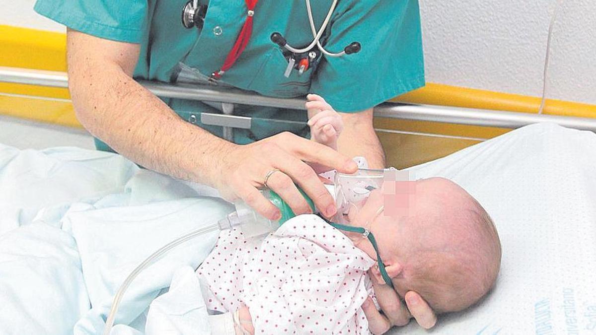 Imagen de archivo de un neonato con bronquiolitis.