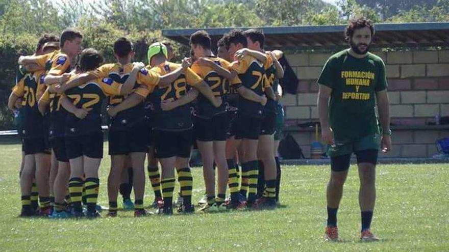 Asbel Rodríguez, con un equipo de la cantera del All-Rugby Llanera al fondo.