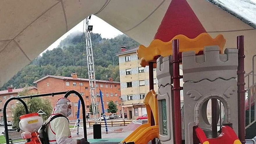 Tareas de desinfección en un parque infantil de Laviana.