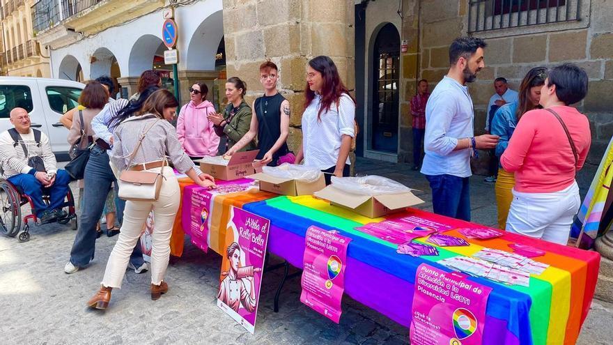 Reparto de bollos en la Plaza Mayor de Plasencia: Nuevo significado al insulto en el Día de la Visibilidad Lésbica