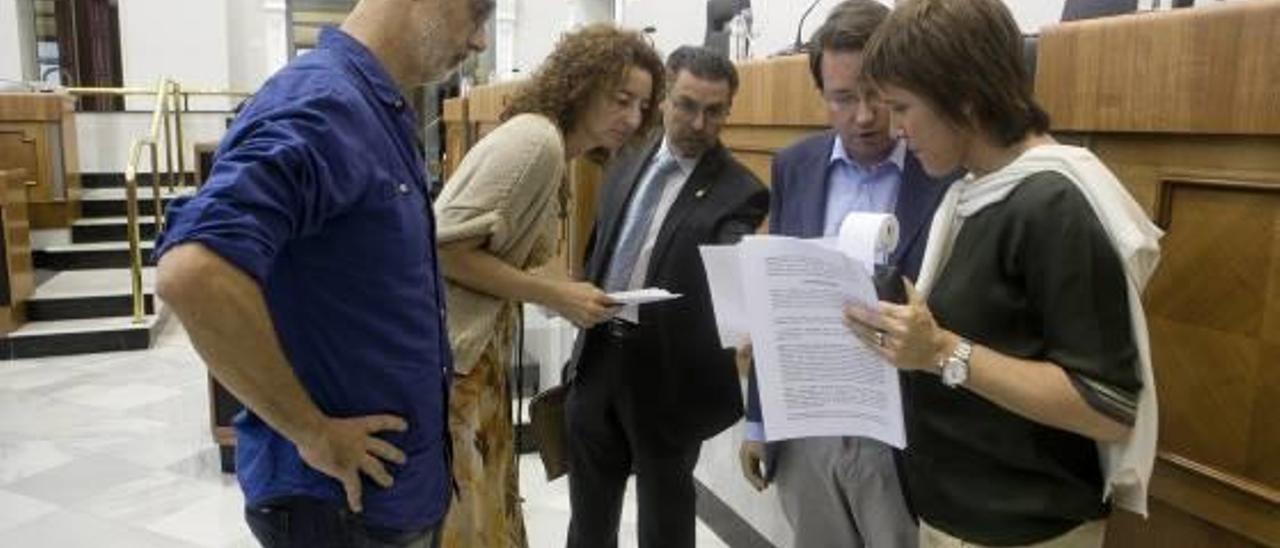 Manuel Pineda, Fanny Serrano y Julià Álvaro antes de la sesión constitutiva del Consorcio.