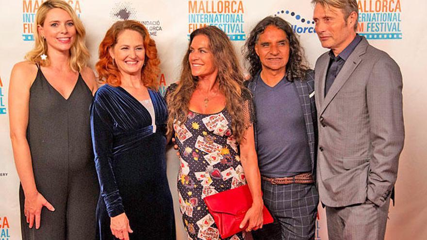 Festivalleiterin Sandra Seeling, Melissa Leo, Christine Neubauer, José Campos und Mads Mikkelsen bei der Evolution-Eröffnung.