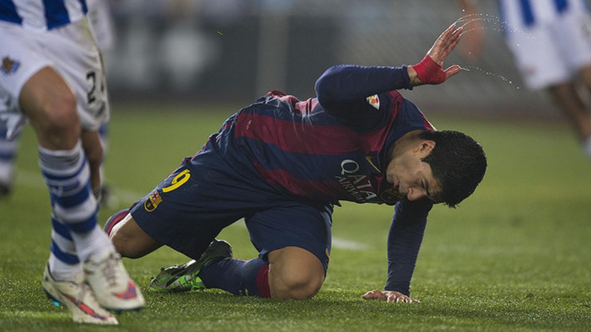 Luis Suárez golpea la hierba tras un error durante el partido contra la Real en Anoeta