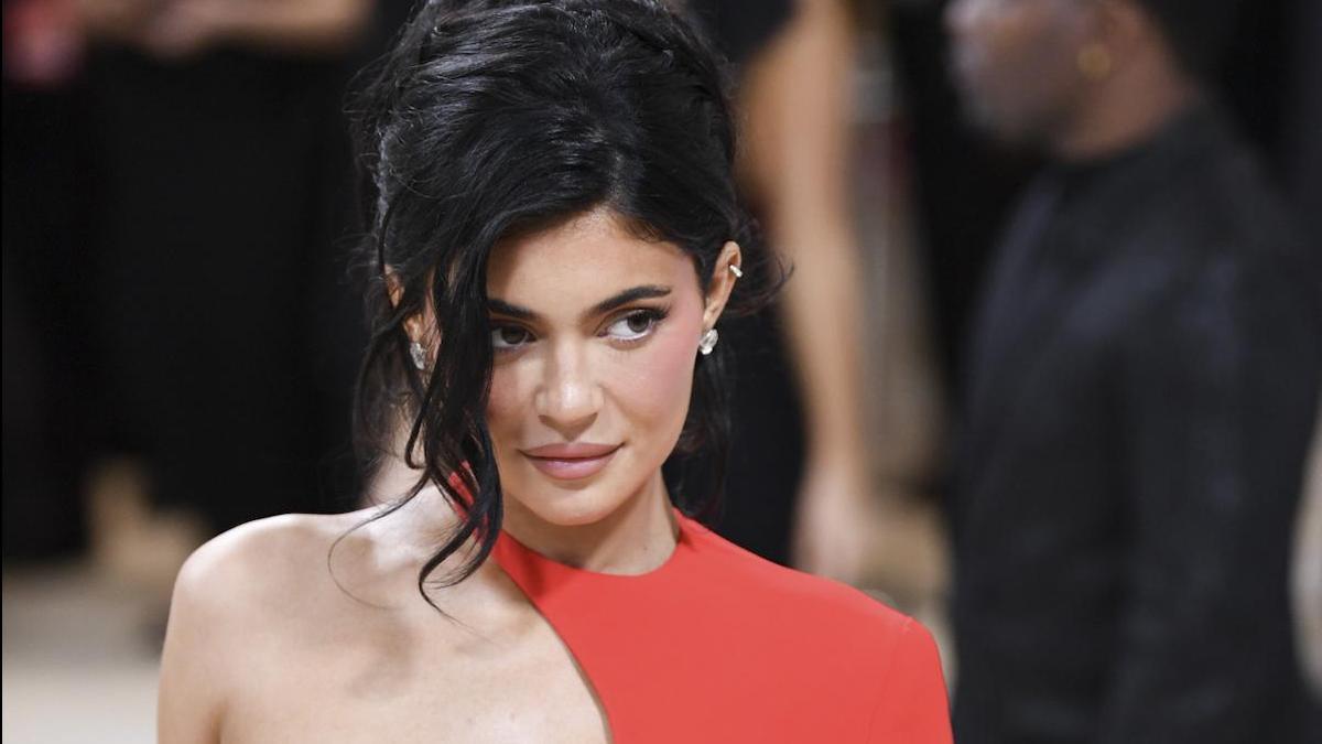 Kylie Jenner transforma los colores básicos con dos looks opuestos: ¿con cuál te quedas?