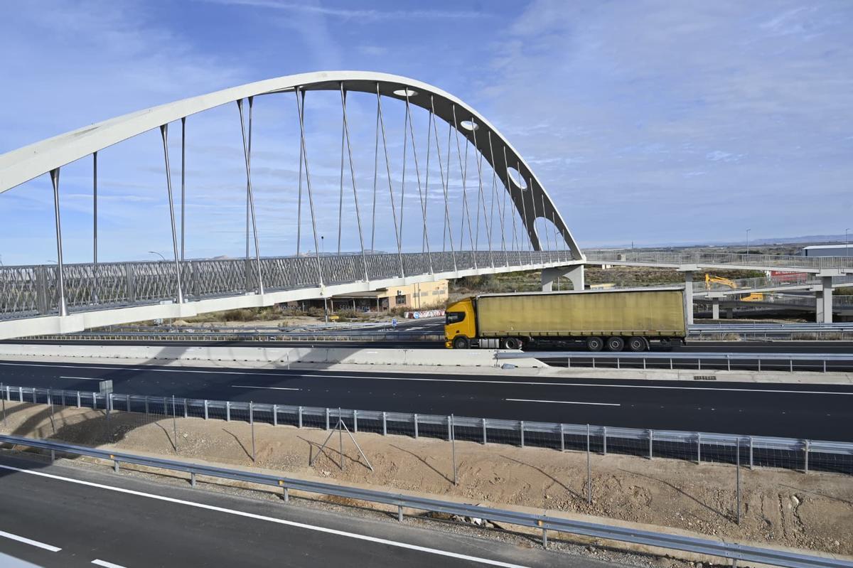 Un camión pasando por un tramo de la recién inaugurada A-68