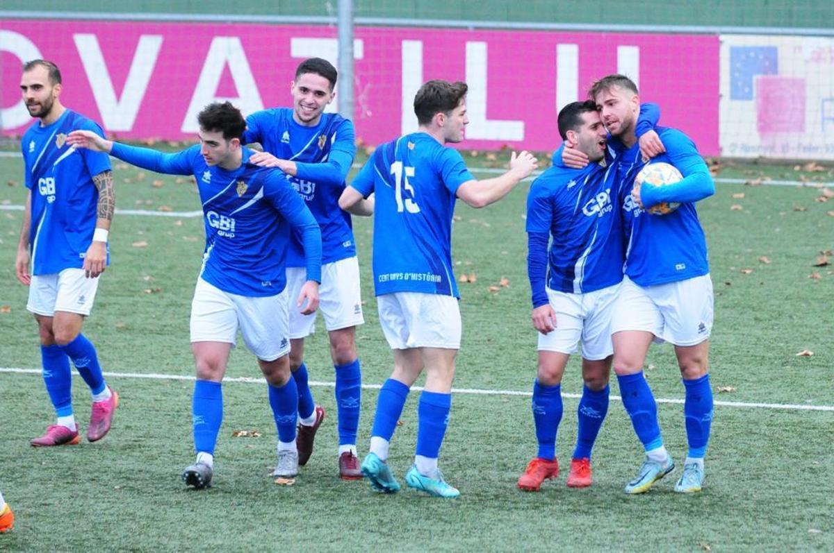 Els jugadors del Lloret celebrant un gol.