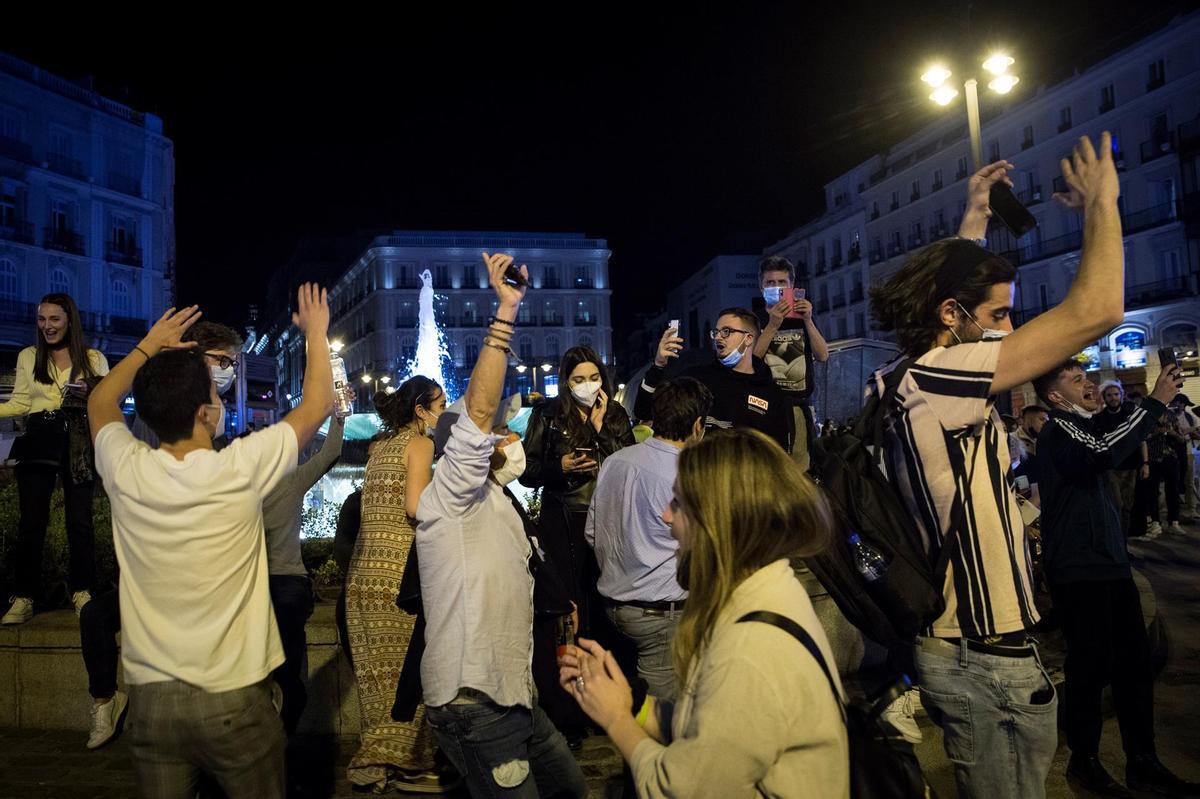 La Puerta del Sol, en Madrid, tras acabar el estado de alarma.
