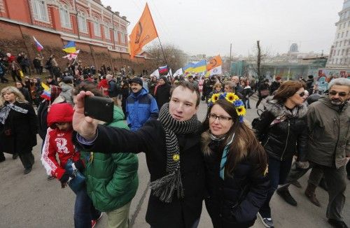 Miles de personas han salido este sábado a las calles de Moscú para sumarse a las marchas de apoyo y de rechazo a la intervención rusa en la región ucraniana de Crimea.