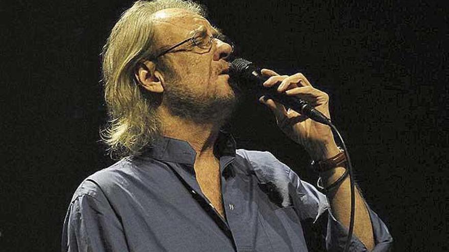 Luis Eduardo Aute cantando en el Auditorium en 2010.