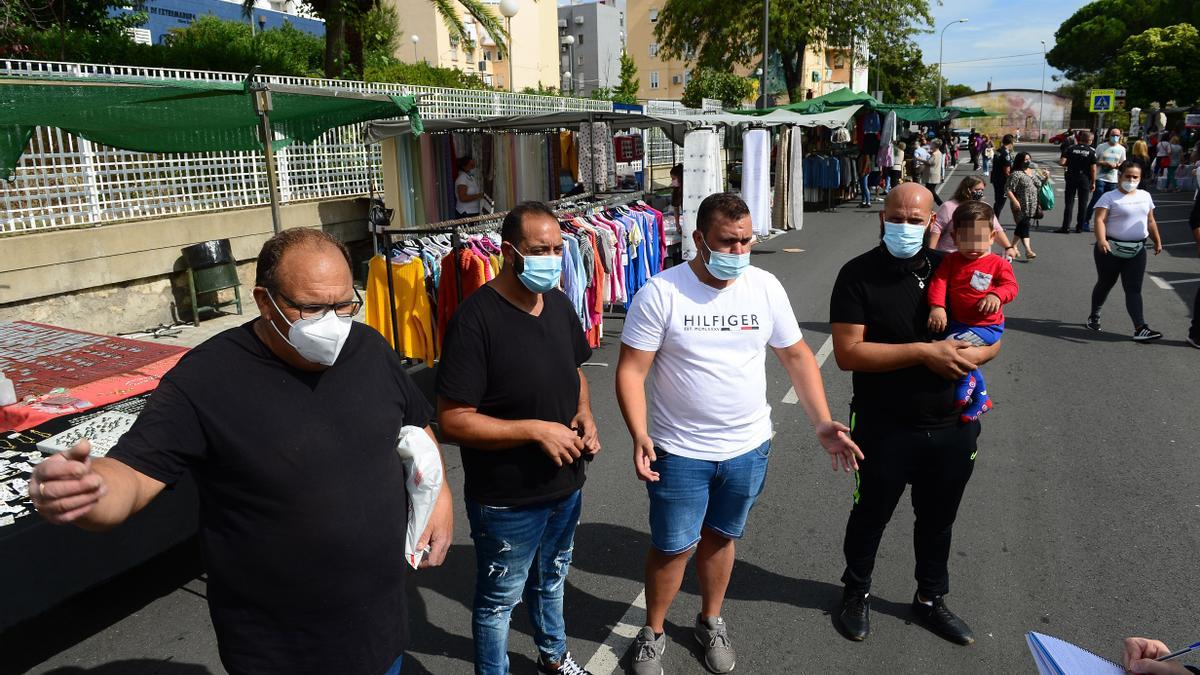 Algunos de los ambulantes que se oponen al traslado, ayer en el mercadillo.