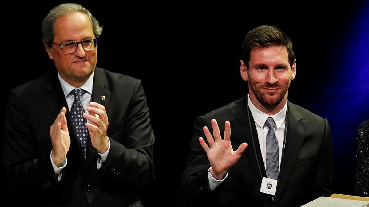 Quim Torra y Leo Messi, durante la entrega de la Creu de Sant Jordi al delantero azulgrana, el 16 de mayo del 2019