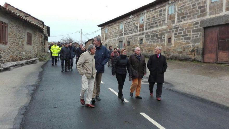 Las autoridades en la inauguración de la mejora vial