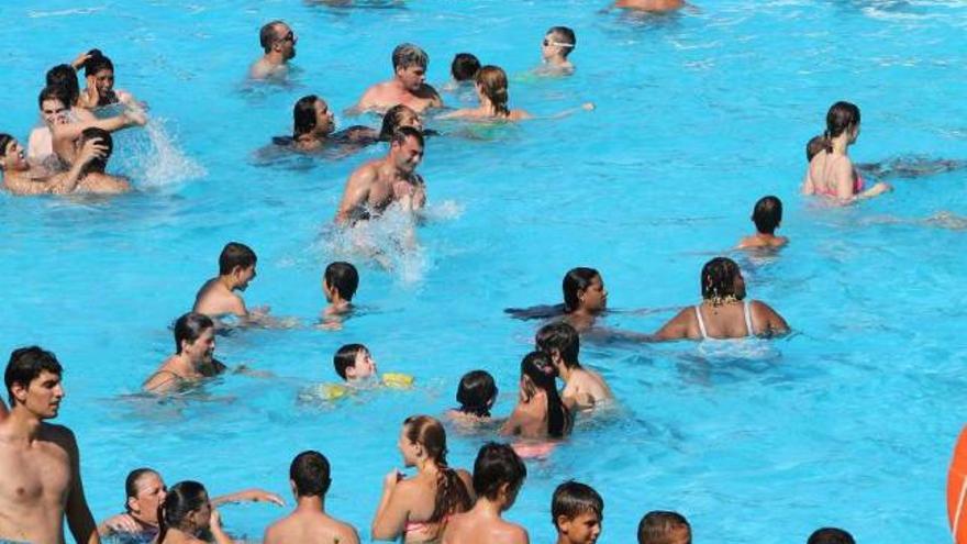 Las piscinas de Oira fueron ayer el destino favorito de niños y mayores.  // Iñaki Osorio