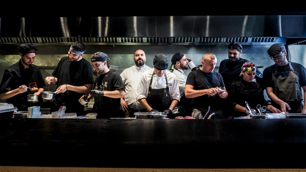 La cocina del restuarante Lakasa, comandada por el chef César Martín (en el centro), uno de los restaurantes que están impulsando esta nueva 'Movida' madrileña que ahora es gastronómica.