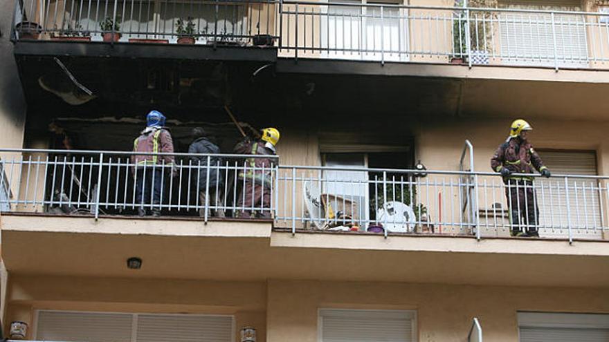 El forjat del sostre de la cuina i del menjador ha quedat molt malmès a causa de l&#039;alta temperatura del foc.