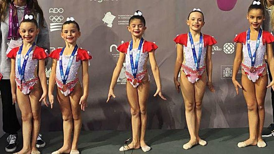 El equipo prebenjamín del Acordes de Oleiros con su medalla de bronce.