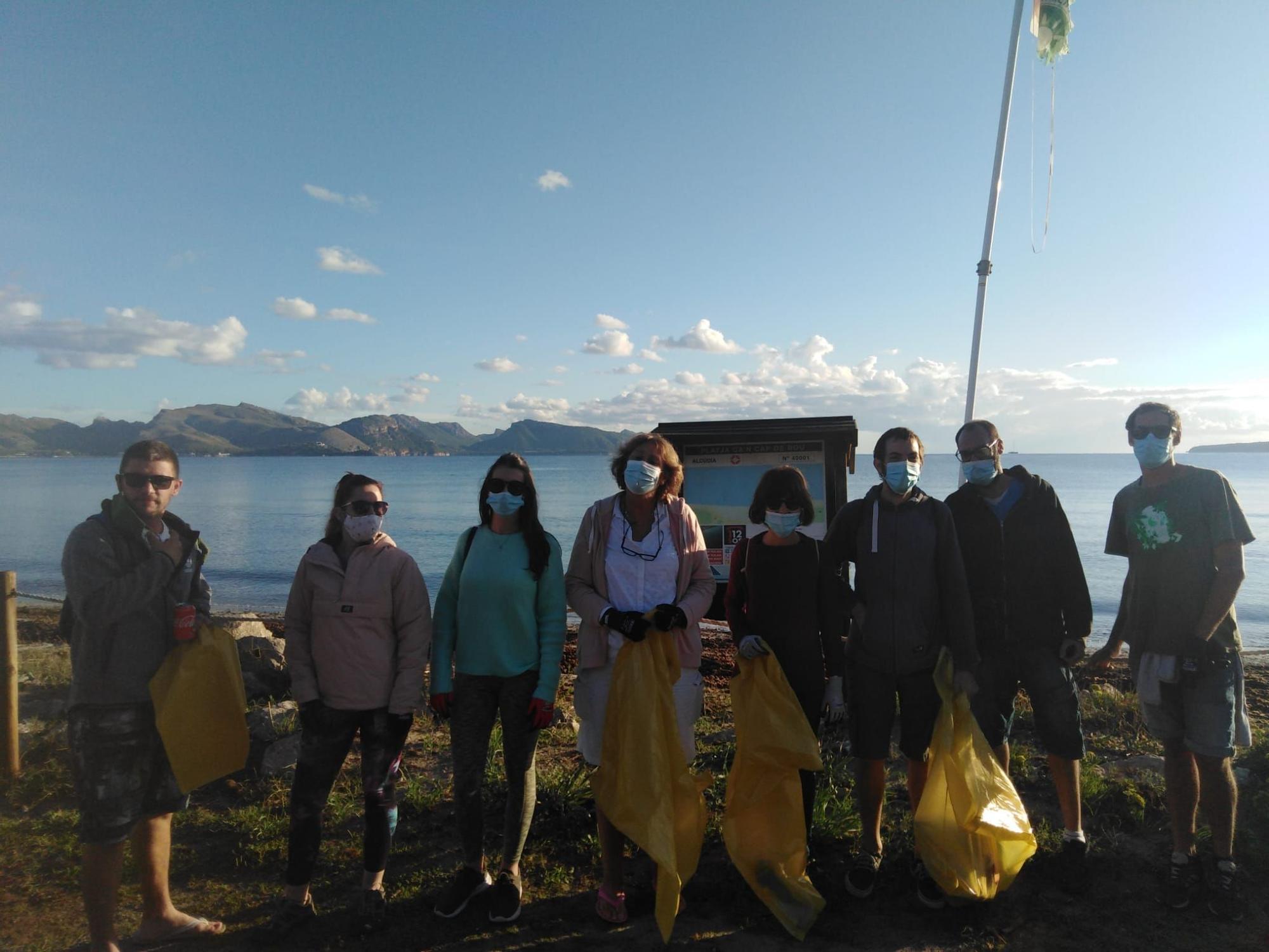 Una veintena de voluntarios reúnen 15 bolsas de basuras del arenal. Es una iniciativa particular de ciudadanos concienciados en la necesidad de mantener las playas limpias