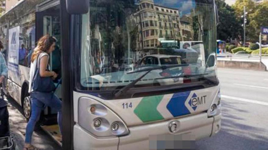 Denuncian a un turista de 84 años por manosear a una joven en un bus en Palma