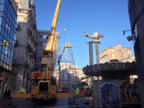 Montaje del árbol de Navidad en Vigo