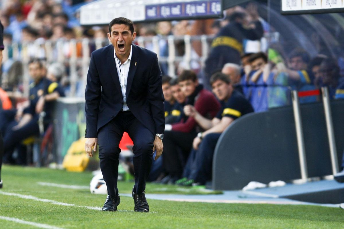 Manolo Jiménez da instrucciones en un partido del Zaragoza en la 12-13.