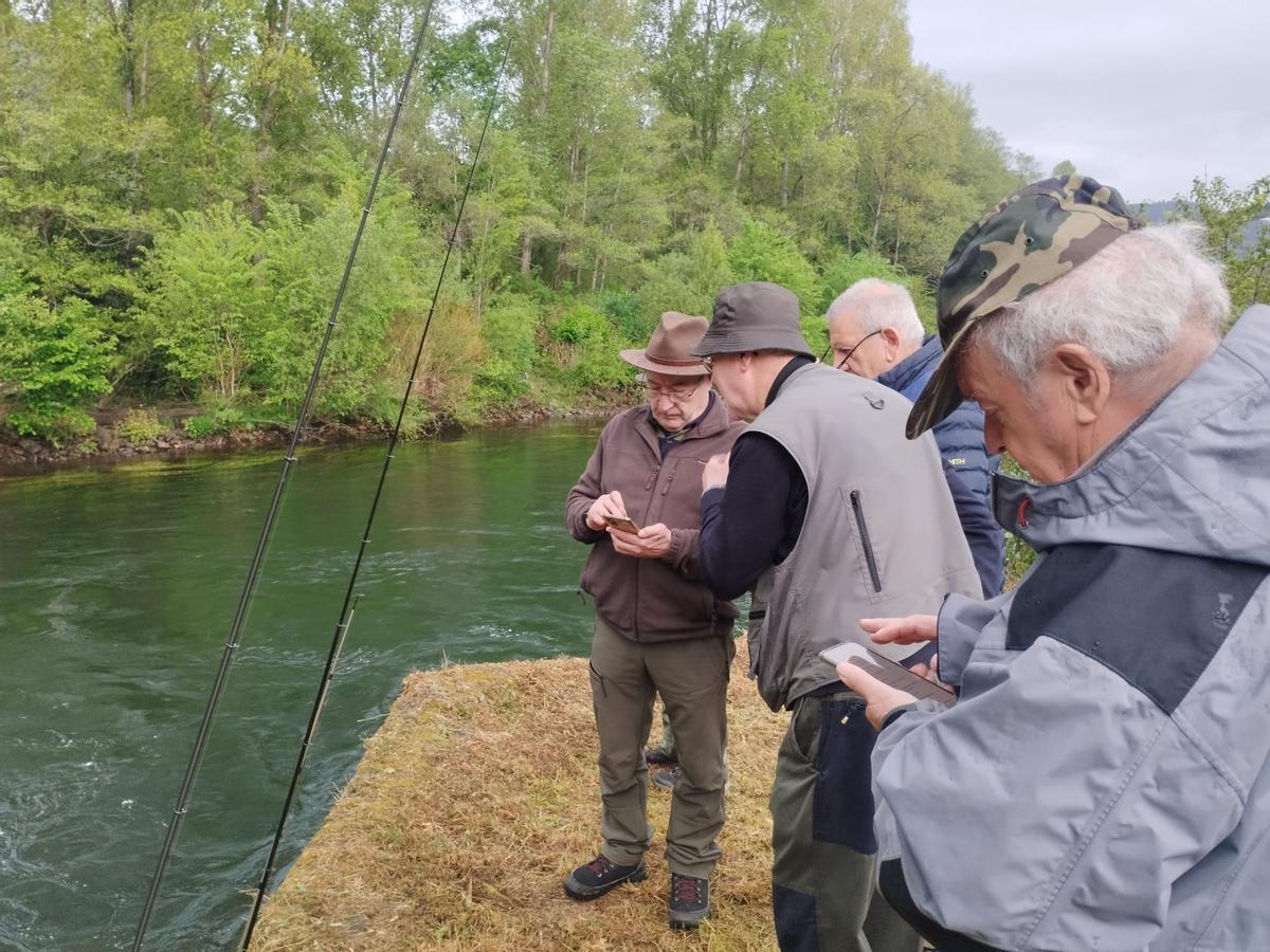 Muchos pescadores y pocos salmones en el Narcea a su paso por Salas, en imágenes Muchos pescadores y pocos salmones en el Narcea a su paso por Salas, en imágenes