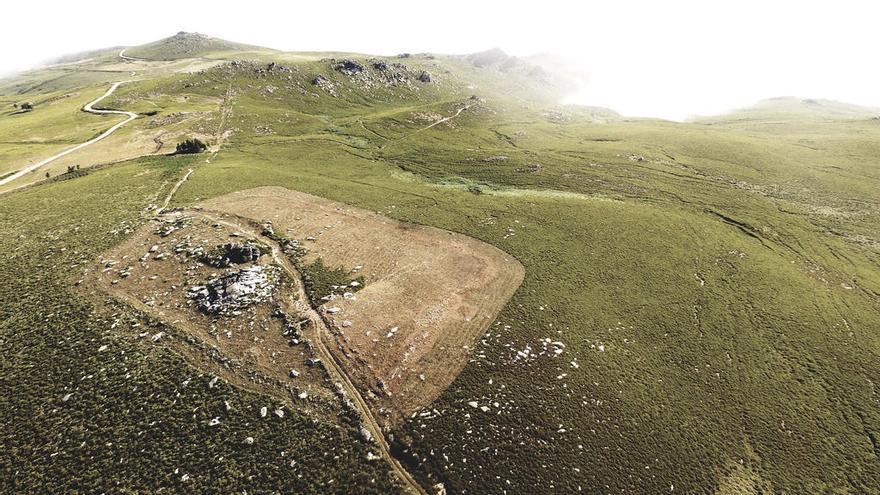 Vista aérea del campamento romano de Penedo dos Lobos, en Manzaneda. En detalle, a la derecha, anverso del as de Augusto acuñado por Publio Carisio (25-22 a. C.) y localizado en el campamento. // FdV