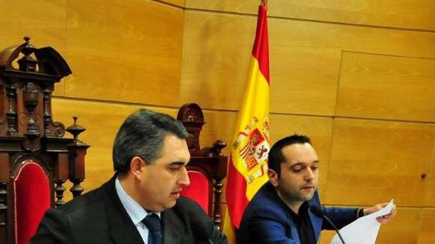 Aragunde y el secretario municipal, en el último pleno.  // Iñaki Abella