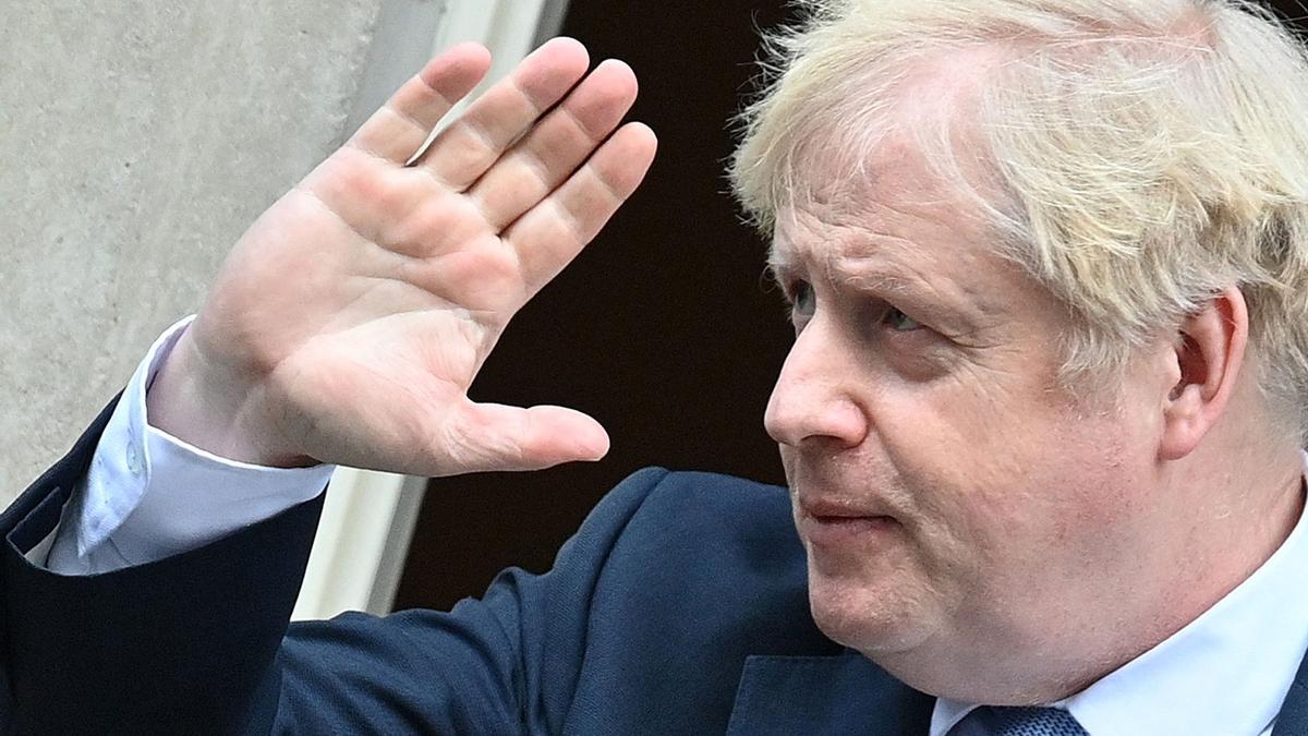 El primer ministro británico, Boris Johnson, saluda a su salida de Downing Street para acudir a la sesión de control en el Parlamento.