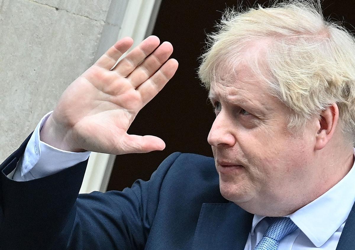 Johnson planeja posar fi aquest mes a l’obligatorietat de confinar-se dels infectats per covid