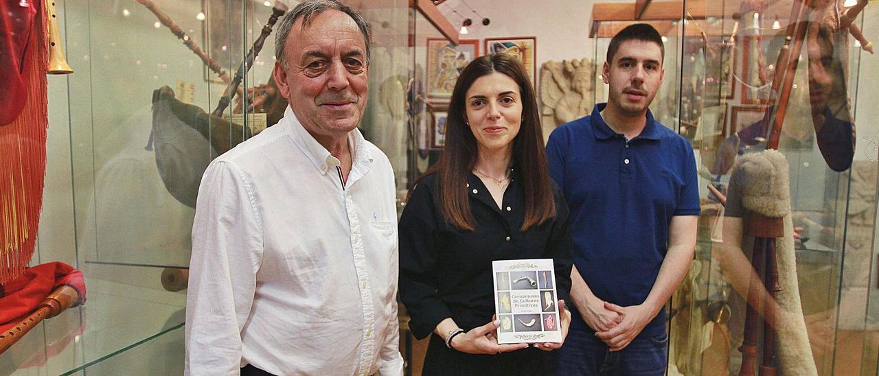 Xosé Lois Foxo, con sus hijos Marco y Ruth (ella, con su libro en la mano), en el museo de las cornamusas. // IÑAKI OSORIO