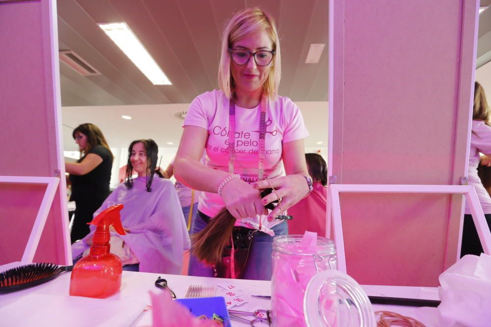 Corte de pelo para ayudar a las mujeres que padecen cáncer de mama