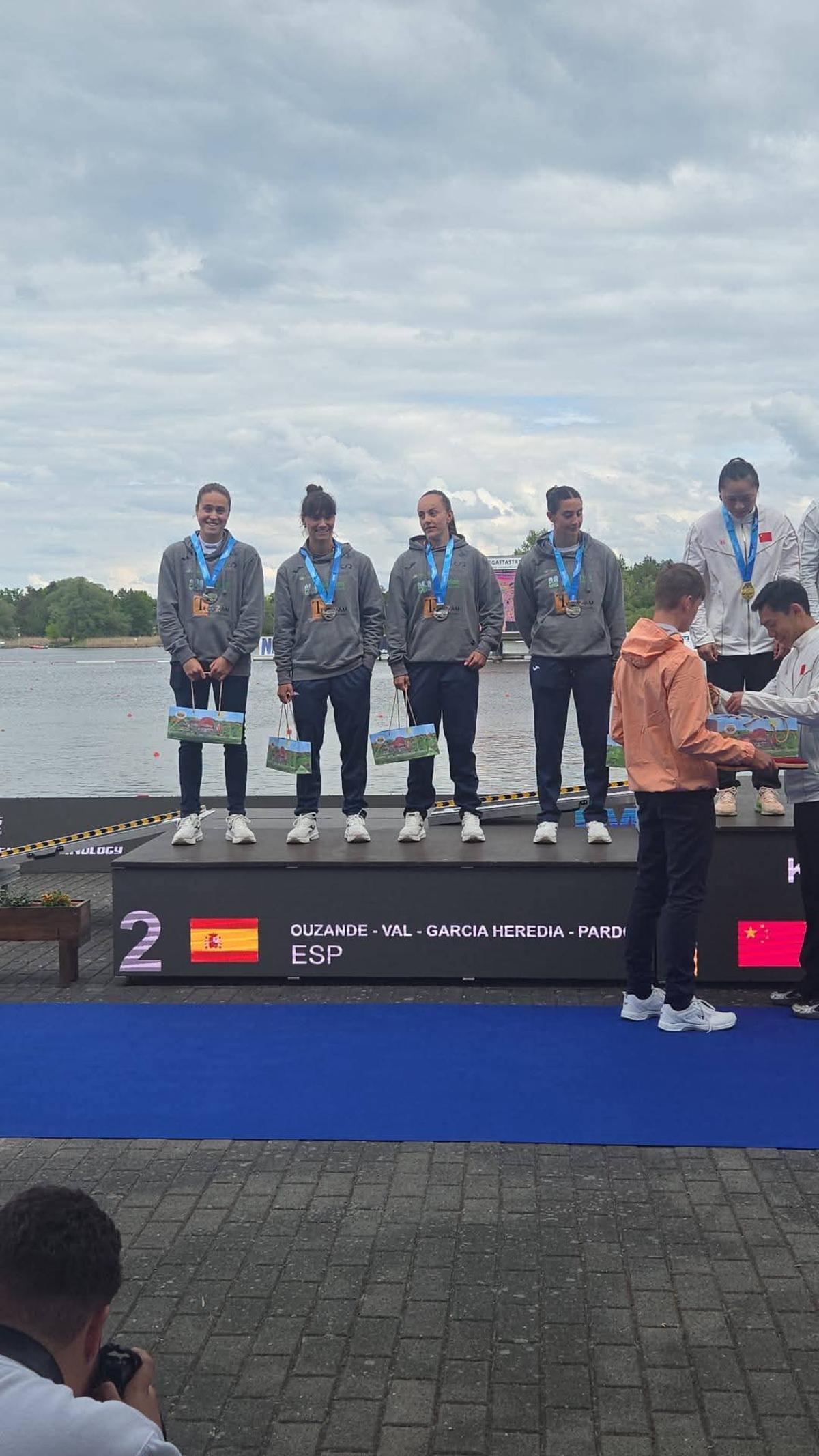 La palista de Antella, en el centro de la imagen, con la medalla.