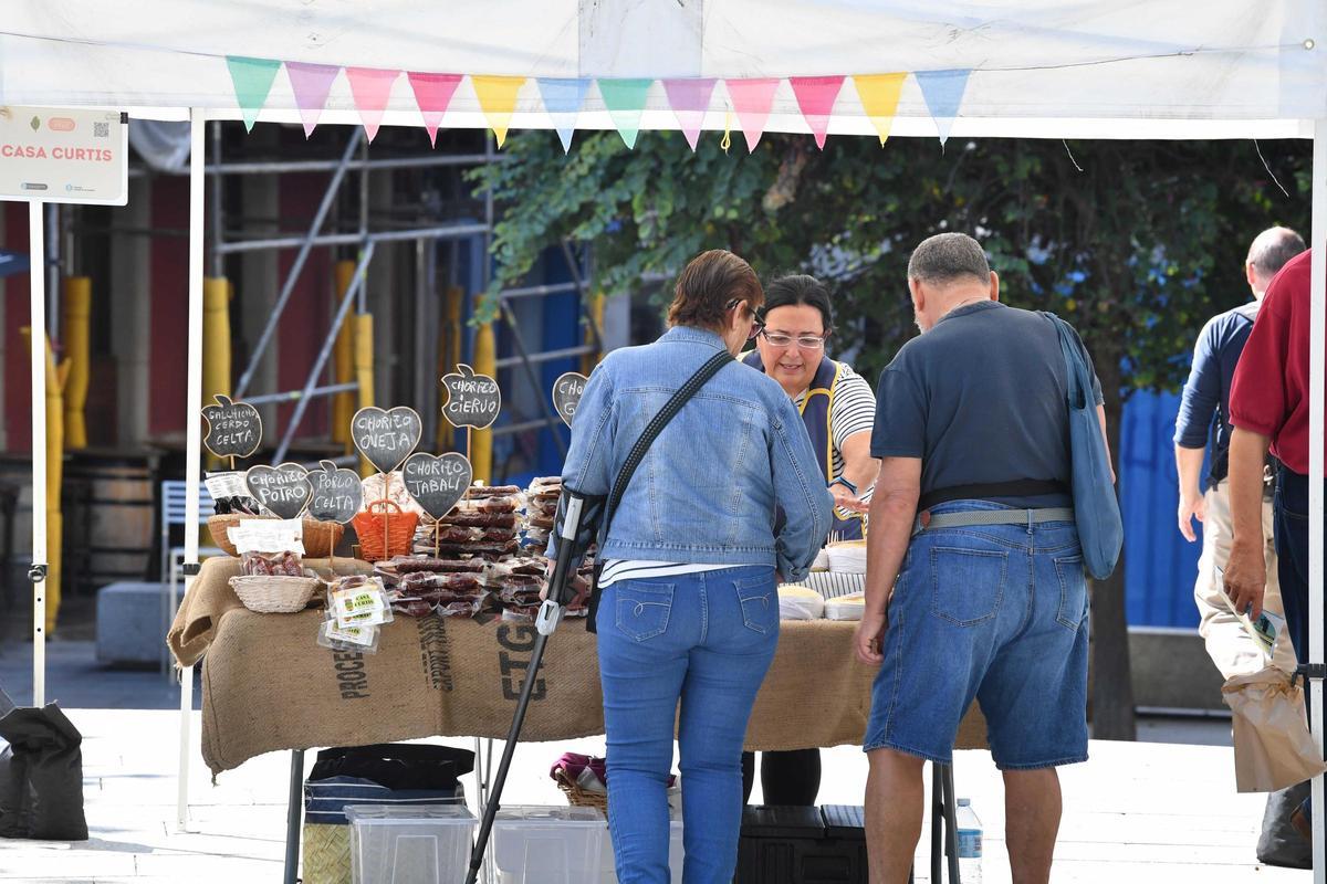 Clientes en un puesto en uno de los mercados ecológicos que organizó el Concello.