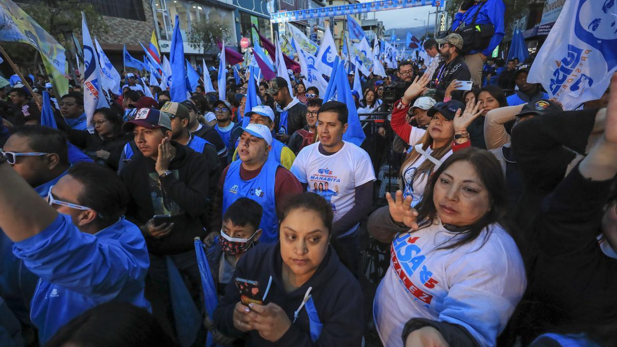 Seguidores de la candidata a la presidencia de Ecuador del movimiento Revolución Ciudadana (RC), Luisa González, participan en el cierre de su campaña en Quito.